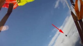 VIDEO: Graba insólito paso de un meteorito mientras se lanza en paracaídas