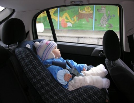 Como-deben-de-viajar-los-niños-en-el-coche.jpg
