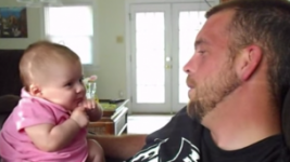 Un bebé de dos meses le ''habla'' a su padre
